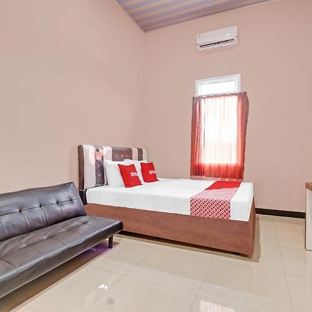 Oyo 90796 Hotel Mulya Indah Tambakmulya Esterno foto